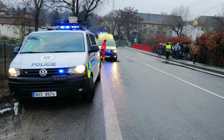 OBRAZEM: Do zahrady za zatáčkou v Žiželicích vletělo další auto