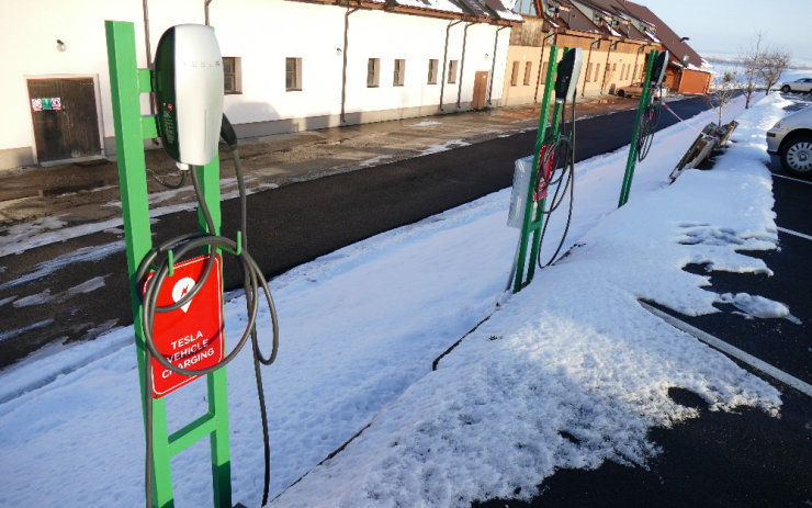 V této obci na Lounsku jsou připraveni na elektromobily. Mají tři nabíječky od Tesly