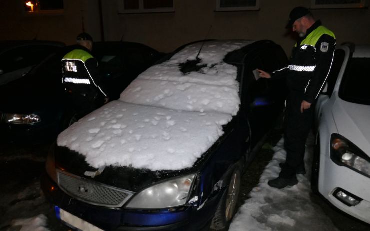 Autovraky blokují parkovací místa mezi domy. Odstraňte je, upozorňují strážníci