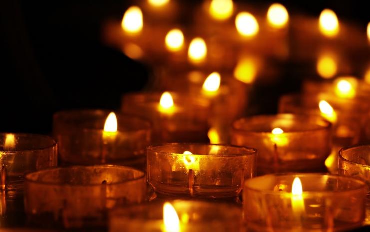Lidé se vydají zapálit svíčky za zesnulého Marečka, pro otčíma i matku žádají nejpřísnější tresty