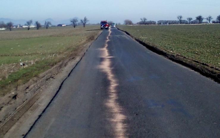 Na silnici se táhla dlouhá olejová stopa, k likvidaci vyjeli hasiči ze Žatce