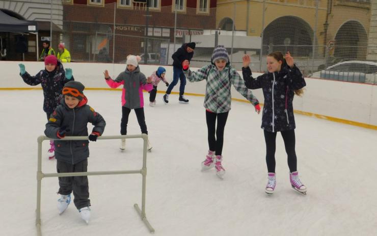 Přijďte si naposled zabruslit pod širé nebe! Mobilní klužiště před radnicí končí čtvrtou sezónu