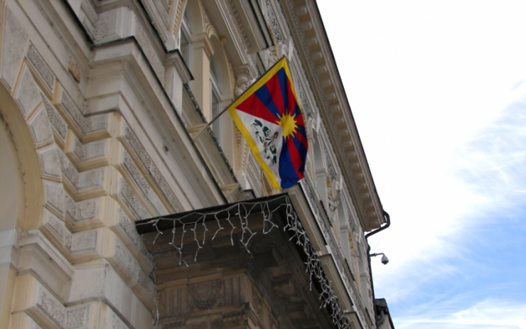 Na radnici v Lounech se objeví vlajka Tibetu. Víte, co symbolizuje?