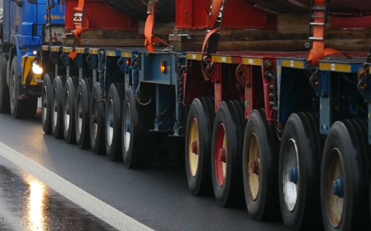 Řidiči, pozor, cestou do práce můžete na silnici potkat nadměrný náklad o váze 160 tun