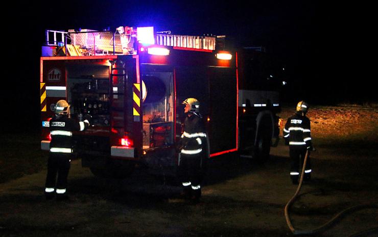AKTUÁLNĚ: Osm hasičských jednotek zasahuje od nočních hodin u požáru fary na Podbořansku