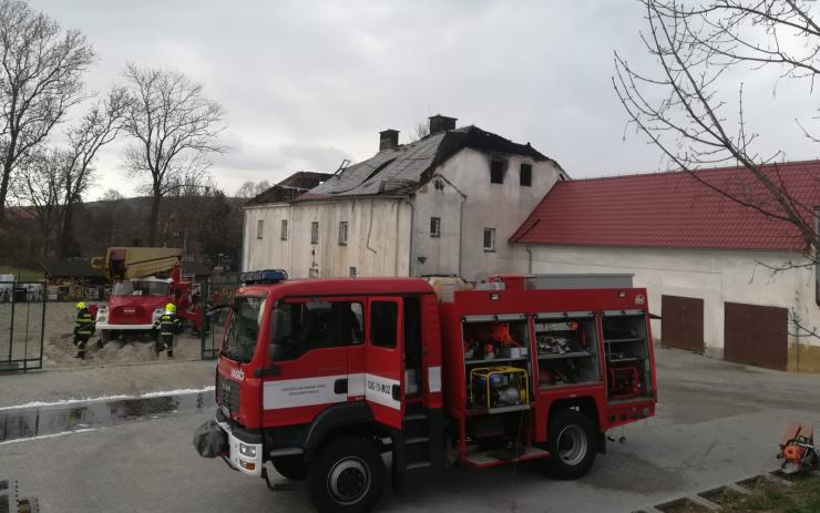 Hasiči po devíti hodinách zlikvidovali požár střechy bývalé fary v Buškovicích. Takhle to tam vypadalo