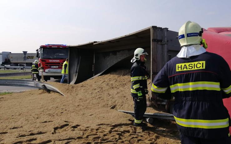 AKTUÁLNĚ OBRAZEM: Vážná havárie na silnici z Mostu do Žatce. Na kruhovém objezdu se převrátil kamion plný písku!