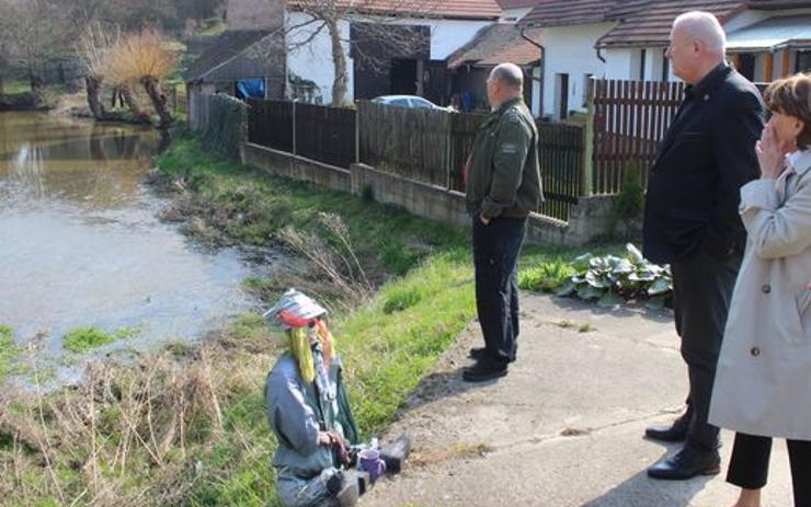 Hejtman navštívil vesničku Brodec na Lounsku. Obdivoval náves i hasičskou zbrojnici