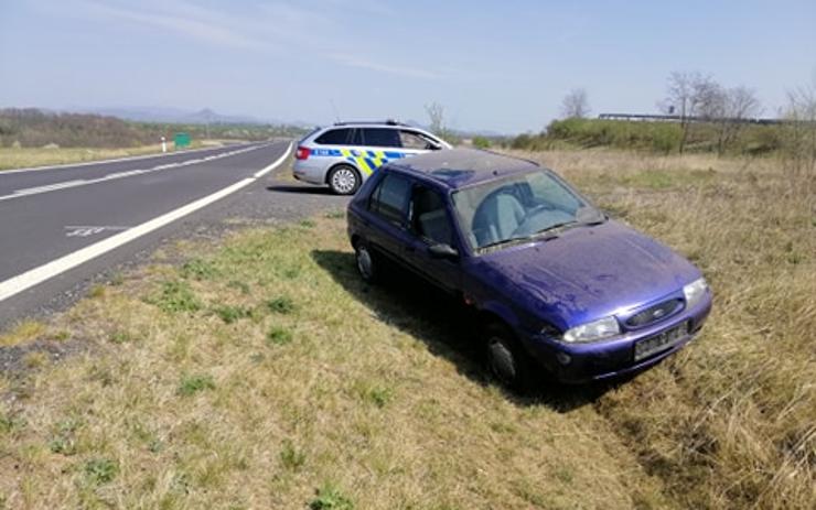 AKTUÁLNĚ OBRAZEM: Pozor u Bitozevsi. Ve škarpě stojí nabourané auto bez registračních značek