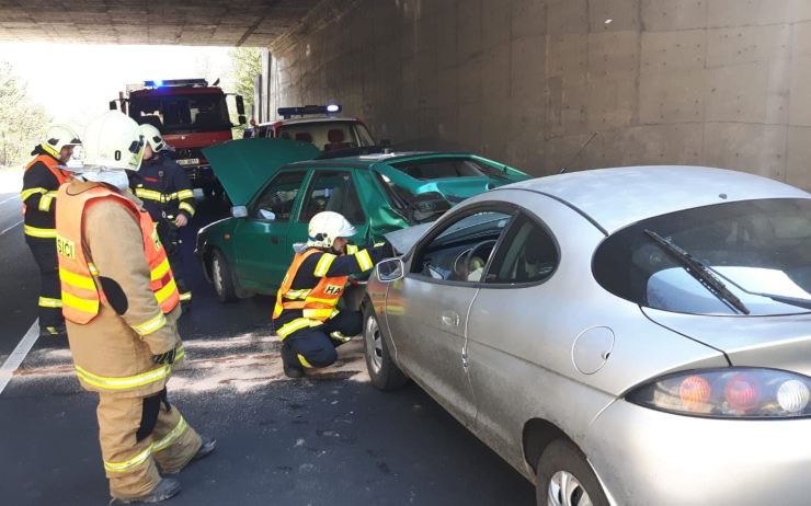 OBRAZEM: V tunelu u Postoloprt se srazila tři auta, nejspíš kvůli kolapsu jednoho z řidičů