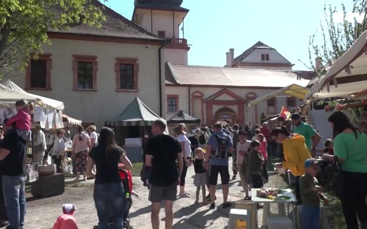 VIDEOREPORTÁŽ: Na zámek Nový Hrad přijely tisíce návštěvníků