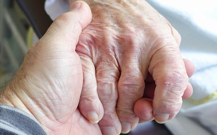 Lidé v Žatci si stěžují na pravidla pro SeniorTaxi. Zdají se jim být diskriminační