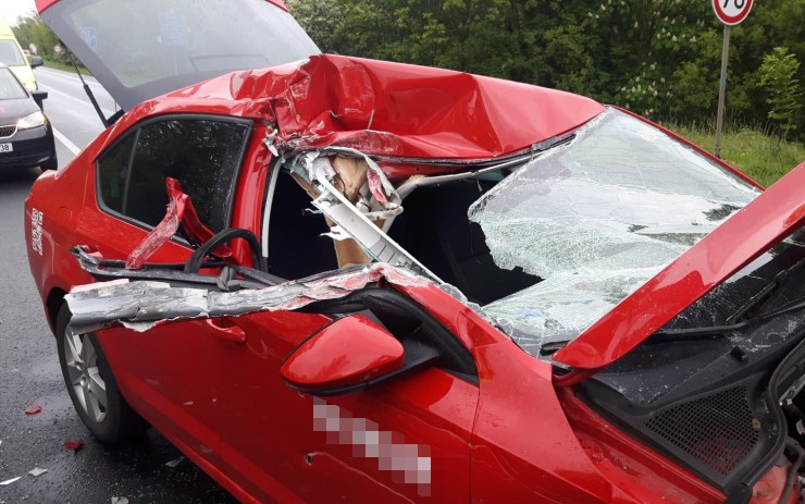 AKTUÁLNĚ OBRAZEM: Řidička zničila u Postoloprt služební auto o korbu nákladního vozu