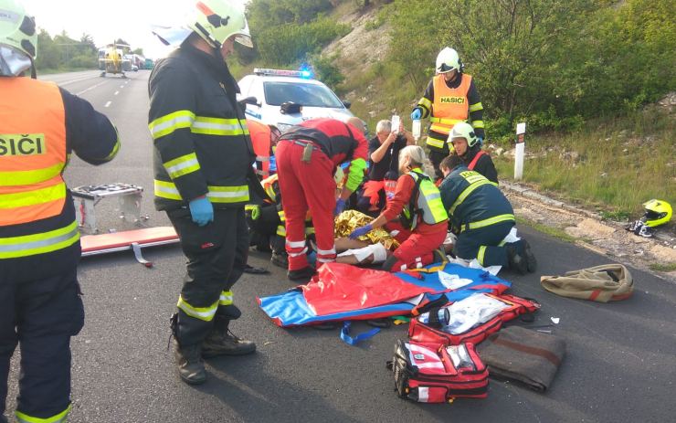 AKTUÁLNĚ OBRAZEM: Těžká nehoda zastavila dopravu na silnici z Prahy. Motorkář narazil do osobního auta