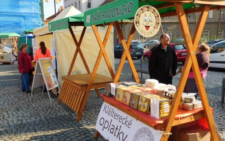 Kedlubny a jahody, víno i oplatky. Před žateckou radnicí právě probíhají dvojité farmářské trhy