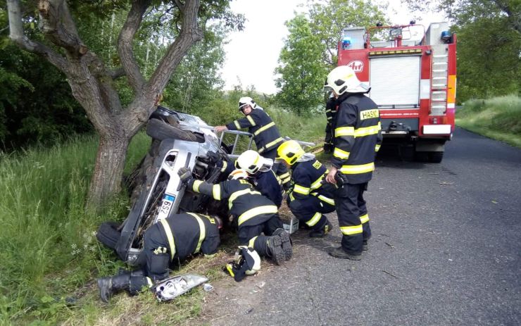 Hrozivě vypadající nehoda si naštěstí vyžádala jen zranění. Hasiči museli vyprošťovat