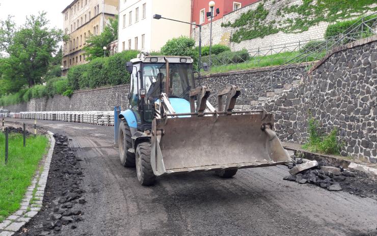 Nákladní ulice je uzavřená skoro na půl roku. Dělníci už odfrézovali starý povrch