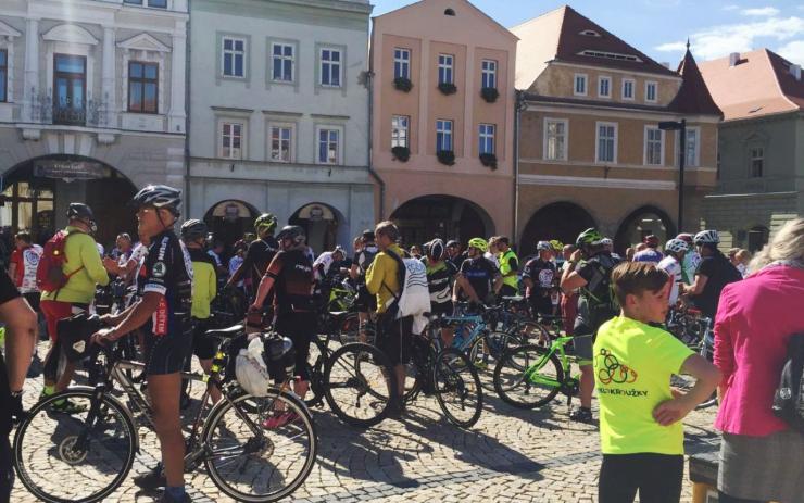 Cyklistická jízda pomáhající onkologicky nemocným dětem se zastavila v Žatci