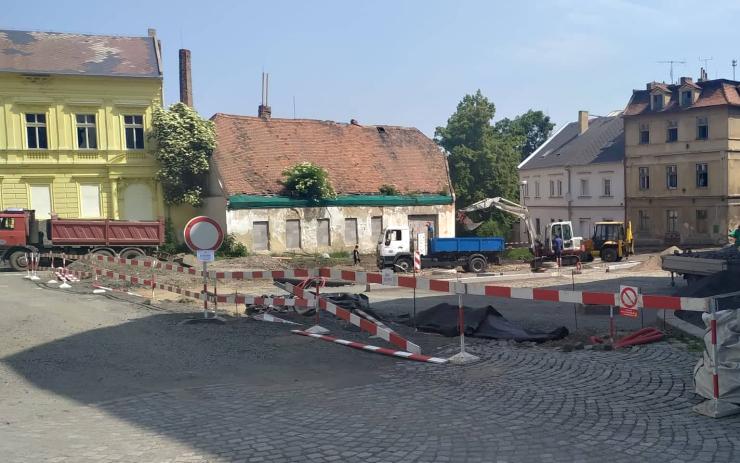 Nerudovo náměstí má zdobit výtvarné dílo. Chmelový kůň to nebude