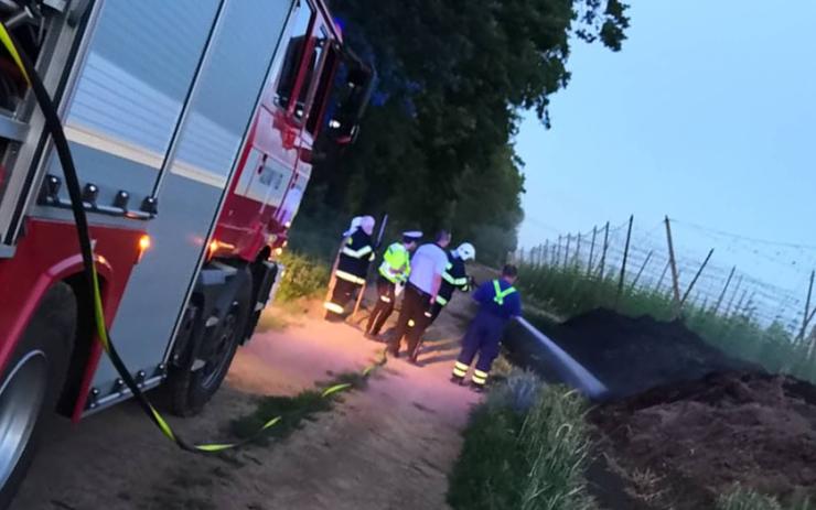 FOTO OD VÁS: Ke chmelnici u Postoloprt spěchali hasiči, ze zbytků chmele stoupal dým