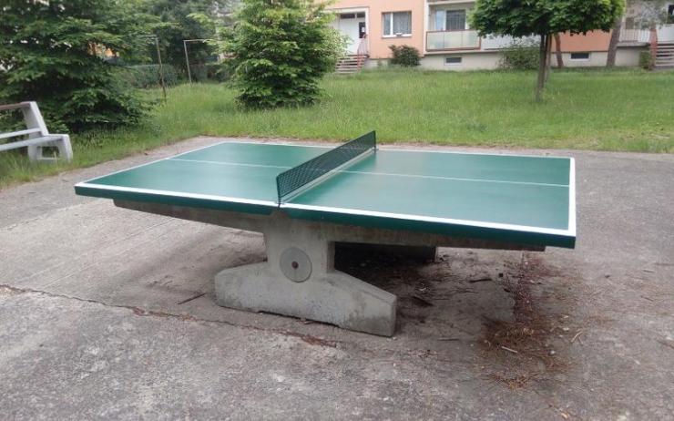 V Lounech mají nové stoly na stolní tenis. Město je nechalo instalovat na hřiště