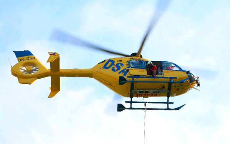 PRÁVĚ TEĎ: Auto na Podbořansku skončilo na boku, přistává záchranářský vrtulník