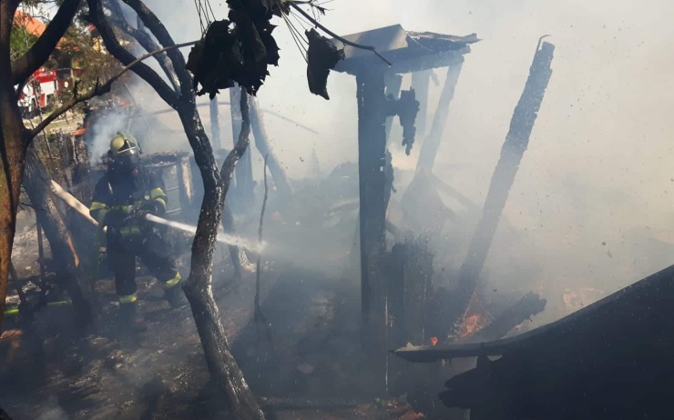 AKTUÁLNĚ OBRAZEM: V Postoloprtech hoří chata, jednoho z hasičů převzali do péče záchranáři