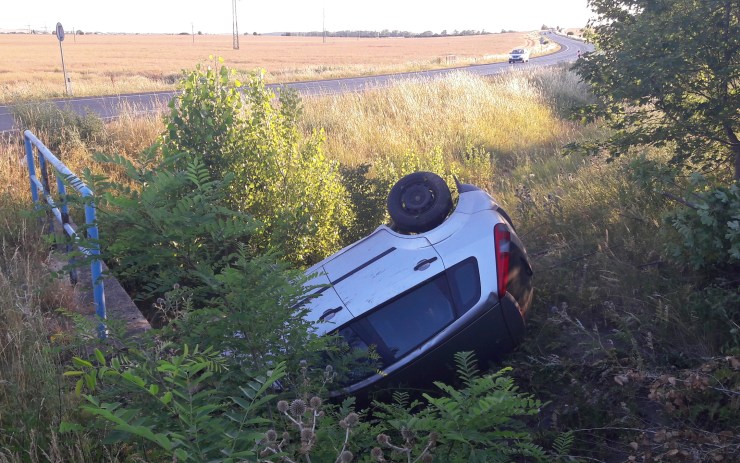 Řidička vyletěla s autem ze silnice nedaleko Postoloprt, utrpěla zranění hlavy