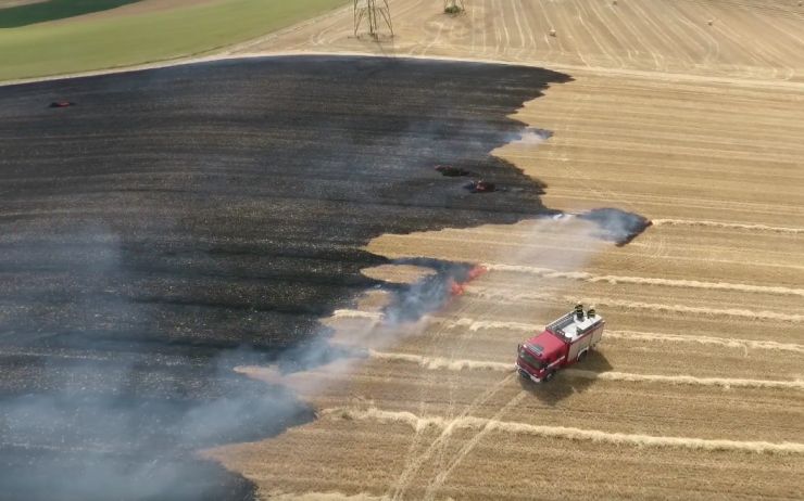 VIDEO: Dron zachytil z výšky hořící pole. Platí výstraha před vznikem a šířením požárů!