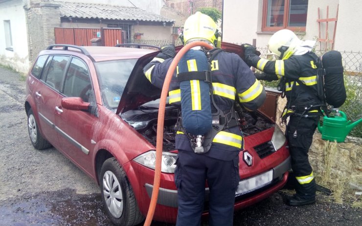 FOTO: Na Žatecku začalo hořet auto, motor se žárem začal roztékat