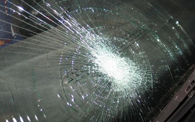 Drsné vyřizování účtů: Muž zničil zákazníkovi auto baseballkou, pak napadl i jeho