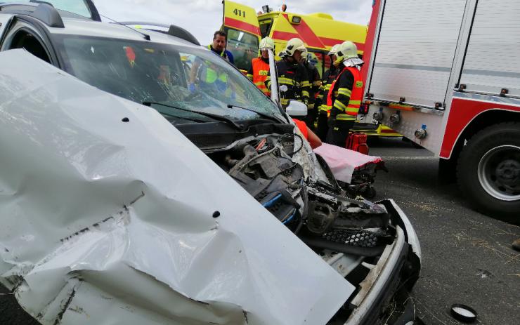 AKTUÁLNĚ OBRAZEM: Těžká nehoda u Trianglu, na místě přistával záchranářský vrtulník