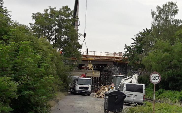 V Lounech pokračuje stavba nového mostu v Říční ulici 