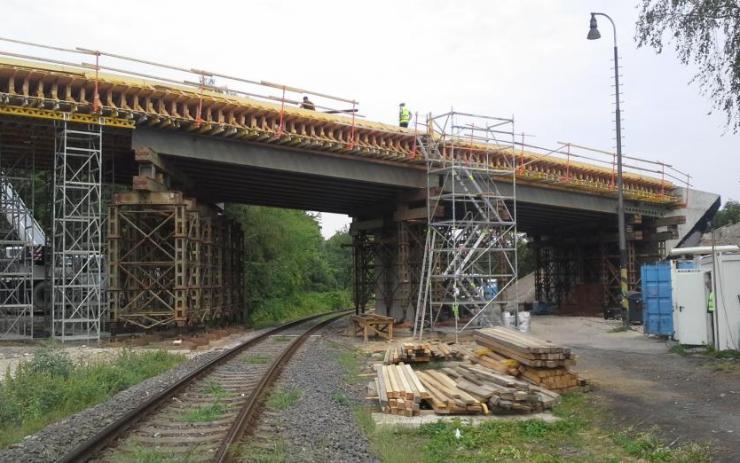 Betonáž mostu v Lounech bude kvůli teplu probíhat přes noc. Za případný hluk se radnice omlouvá