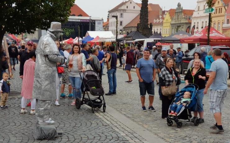 Méně stánků, méně místa. Dočesnou letos omezí stavební práce v centru Žatce