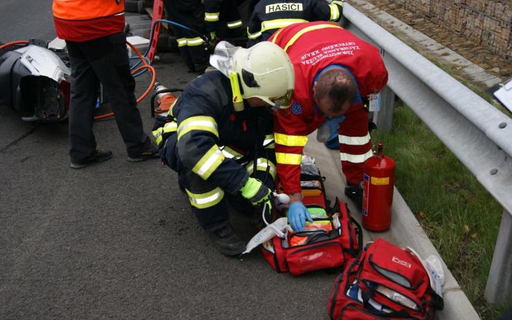 AKTUÁLNĚ: Auto na Podbořansku narazilo do sloupu, zraněnému člověku pomohli ven hasiči