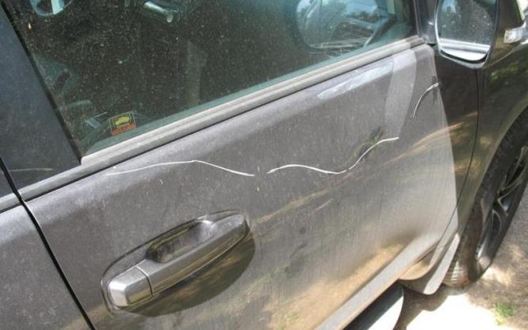 Seniorovi vadilo špatně parkující auto, tak ho poškrábal klíčem