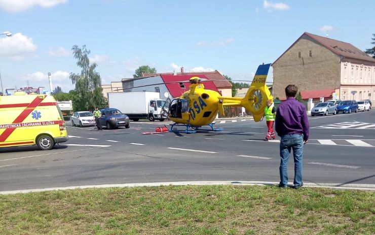 AKTUÁLNĚ: Vážná nehoda v Žatci. Plzeňská ulice je uzavřena, na místě zasahuje vrtulník