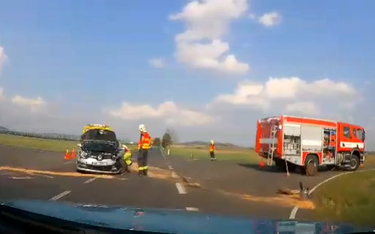 VIDEO OD VÁS: Na křižovatce u Výškova zasahovali hasiči, stala se tam nehoda