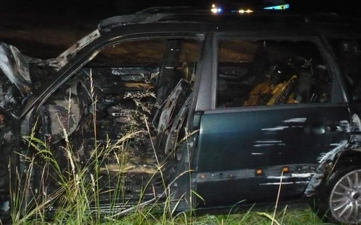 Noční nehoda na Lounsku: Auto se po nárazu do stromu převrátilo a začalo hořet