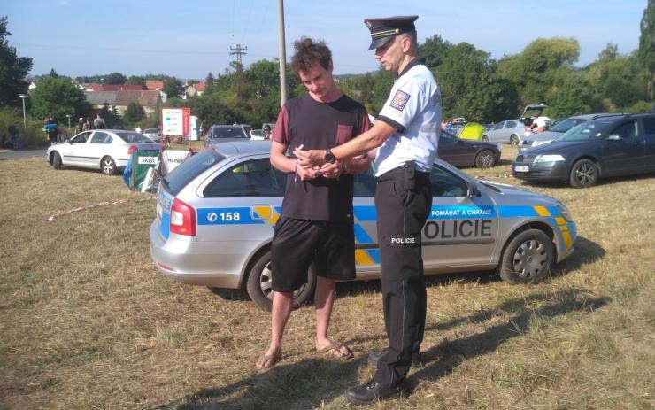 OBRAZEM: Na pořádek během festivalu ve Vroutku dohlíželi policisté. Návštěvníkům rozdávali alkoholtestery 