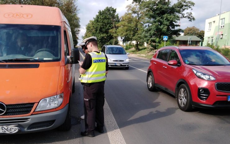 Poslední prázdninová akce na silnicích Lounska: 13 řidičů porušilo předpisy, dva byli pod vlivem alkoholu a drog!