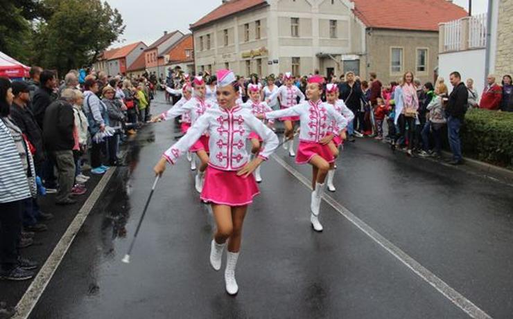 VIDEO: Velká sláva v Peruci! I přes nepřízeň počasí se letošní krajské dožínky vyvedly