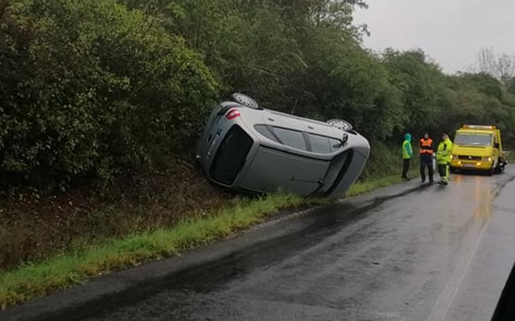 AKTUÁLNĚ: Auto se převrátilo v serpentinách nad Staňkovicemi