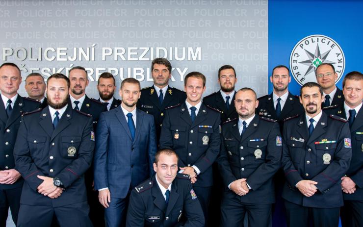 Dobrá práce českých policistů! Během služby v zahraničí dopadli převaděče a zachránili lidské životy