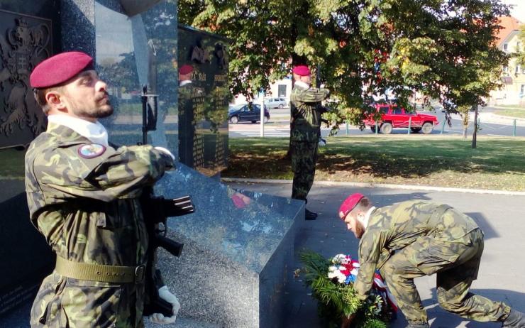 Věnce, projevy a hymna u památníku letcům připomněly válečné hrdiny