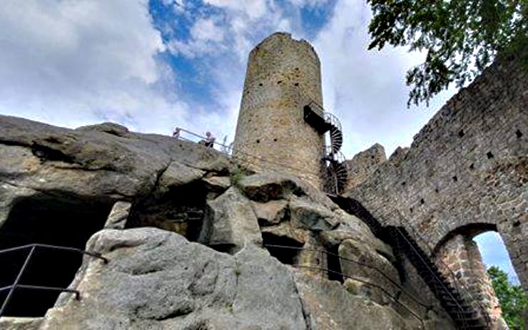 TIP NA VÝLET: Zříceninu tohoto hradu vyhledávají kromě turistů i filmaři