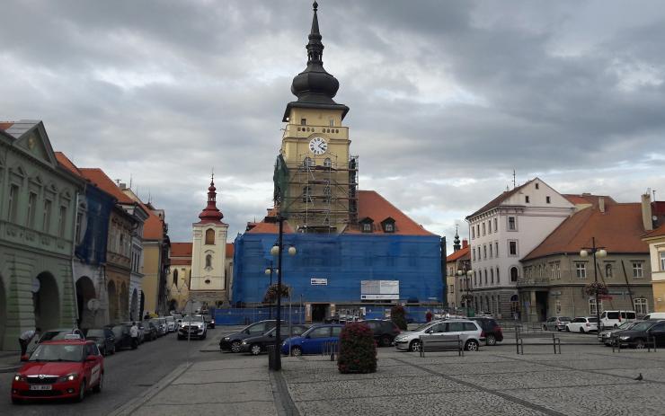 Věž radnice ukázala svou novou fasádu a ciferník hodin