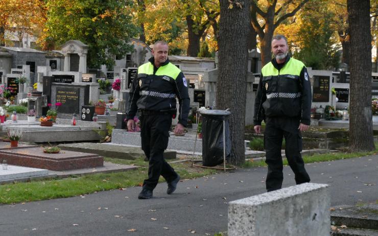 Hřbitovy jsou plné strážníků. Na klidný průběh Památky zesnulých dohlížejí i v Postoloprtech