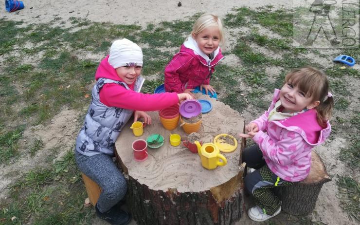 Děti z mateřinky se radují z nových přírodních prvků na školní zahradě. Poslouží k rozvoji obratnosti i relaxaci